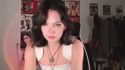 Snapshot of niky_jess chatting on 10/05/25, 01:59 Veronica online show from 10/05/25, 01:59
