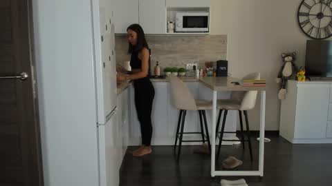 Bella online show from 09/11/25, 01:00