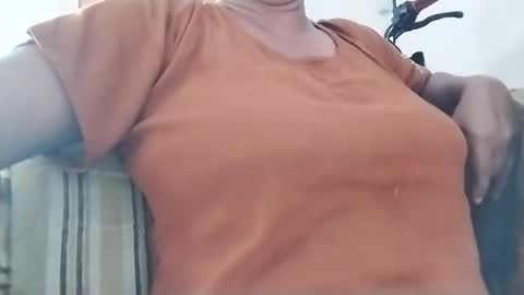 Snapshot of nilminichandrika42 chatting on 09/12/25, 01:38 nilminichandrika42 online show from 09/12/25, 01:38