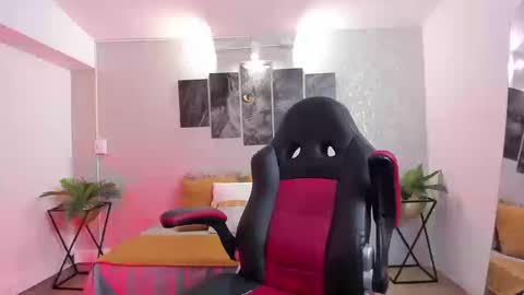 Snapshot of nils_saint chatting on 09/20/25, 04:02 Nils online show from 09/20/25, 04:02