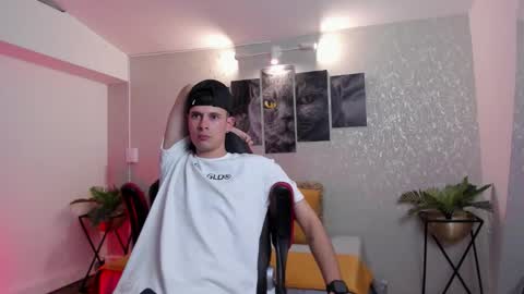 Snapshot of nils_saint chatting on 09/21/25, 04:25 Nils online show from 09/21/25, 04:25