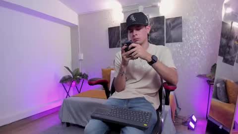 Snapshot of nils_saint chatting on 10/07/25, 03:25 Nils online show from 10/07/25, 03:25