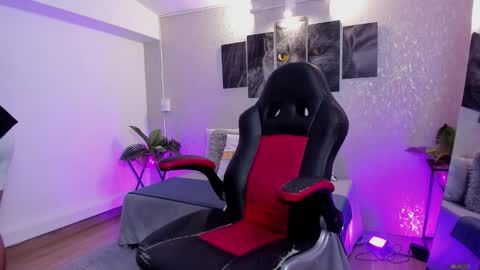 Snapshot of nils_saint chatting on 10/10/25, 02:21 Nils online show from 10/10/25, 02:21