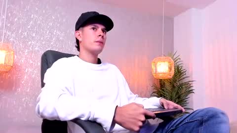 Snapshot of nils_saint chatting on 10/19/25, 04:02 Nils online show from 10/19/25, 04:02