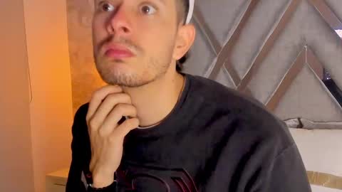 Snapshot of nils_saint chatting on 11/18/25, 04:39 Nils online show from 11/18/25, 04:39