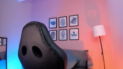 Nina online show from 09/17/25, 09:05