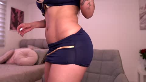 Snapshot of nina_mon chatting on 10/10/25, 09:03 Angie online show from 10/10/25, 09:03