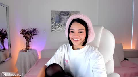 Snapshot of ninaa_sky chatting on 02/19/25, 12:33 online show from 02/19/25, 12:33