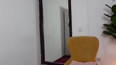 NinaCrystal online show from 11/04/25, 10:25