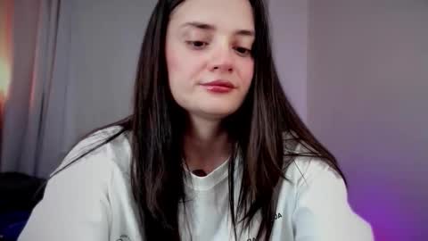 Snapshot of ninavolkov chatting on 11/19/25, 10:43 ninavolkov online show from 11/19/25, 10:43