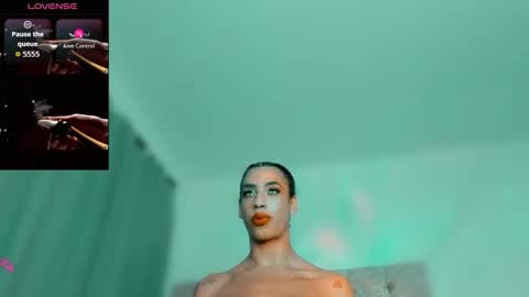 Snapshot of ninonbeart chatting on 02/20/26, 01:02 Ninon Beart online show from 02/20/26, 01:02