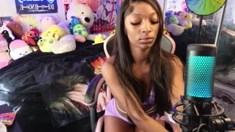 NIVIA WOLFE online show from 12/22/25, 04:37