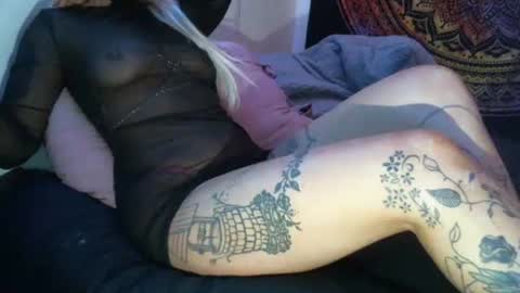 Snapshot of no_facequeen chatting on 12/16/24, 10:08 Leah online show from 12/16/24, 10:08