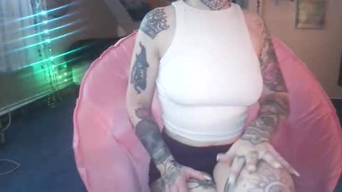 Snapshot of no_facequeen chatting on 12/16/25, 01:16 Leah online show from 12/16/25, 01:16