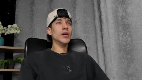 Snapshot of noah_brigth chatting on 02/27/25, 12:43 Noah Brigth online show from 02/27/25, 12:43