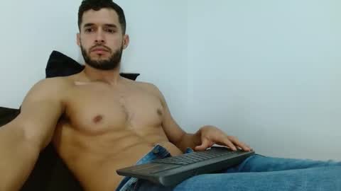 Snapshot of noah_jhonsonn chatting on 12/19/25, 11:28 Noah online show from 12/19/25, 11:28