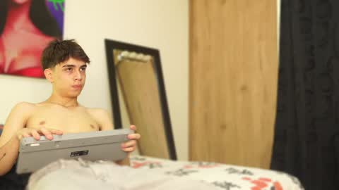 Snapshot of noah_loveboy chatting on 12/11/24, 04:18 Noah online show from 12/11/24, 04:18