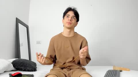 Snapshot of noah_loveboy chatting on 09/22/25, 08:33 Noah online show from 09/22/25, 08:33