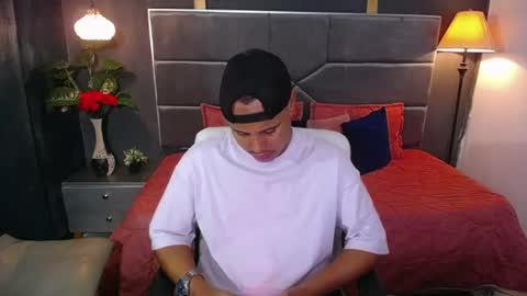 Snapshot of noah_oliver1 chatting on 06/17/26, 01:19 NOAH online show from 06/17/26, 01:19