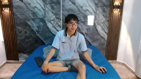 Snapshot of noahwalker__ chatting on 04/19/26, 11:09 online show from 04/19/26, 11:09