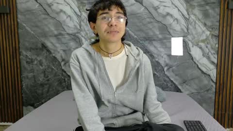 Snapshot of noahwalker__ chatting on 05/11/26, 11:05 online show from 05/11/26, 11:05