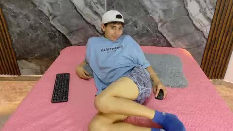 Snapshot of noahwalker__ chatting on 05/21/26, 11:06 online show from 05/21/26, 11:06
