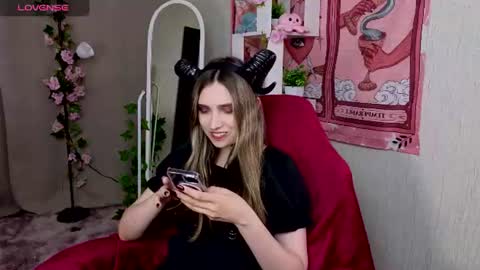 Snapshot of nocturnehuntress chatting on 06/26/26, 07:57 Alice online show from 06/26/26, 07:57