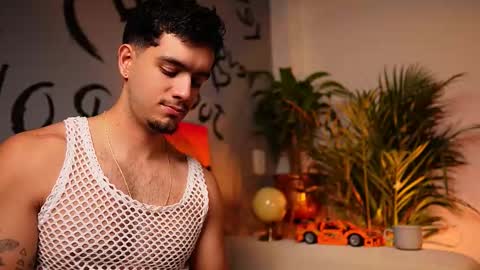 Snapshot of noha_miler chatting on 09/16/25, 12:33 kevin online show from 09/16/25, 12:33