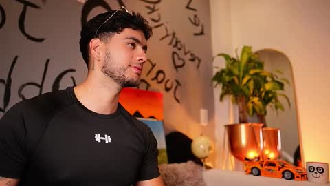 Snapshot of noha_miler chatting on 10/24/25, 02:30 kevin online show from 10/24/25, 02:30