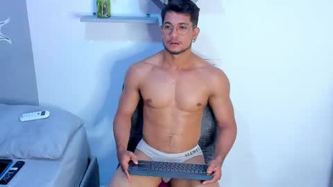 Snapshot of nolan_joness chatting on 06/18/26, 01:17 Im Nolan online show from 06/18/26, 01:17