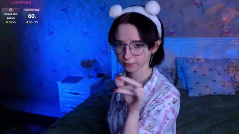 Nora Failure online show from 12/04/25, 11:30