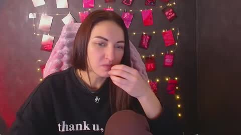 Nora online show from 12/04/25, 02:04