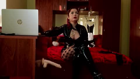 Snapshot of nora_red chatting on 01/17/26, 02:00 QueenManifest online show from 01/17/26, 02:00