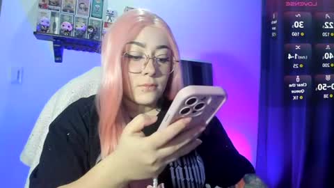 Snapshot of nova_gara chatting on 06/19/26, 01:54 s online show from 06/19/26, 01:54