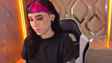 Snapshot of nova_kitty_tx chatting on 12/14/25, 12:32 Live 1500am 2100pm online show from 12/14/25, 12:32