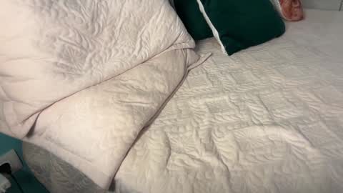 Snapshot of nyconik chatting on 12/16/25, 02:11 Nicol online show from 12/16/25, 02:11