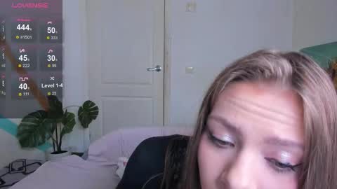 Snapshot of nymphobabee chatting on 02/20/26, 09:00 crystal 3 online show from 02/20/26, 09:00