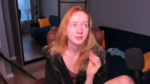 Snapshot of oddlyfamiliar chatting on 01/29/25, 01:17 Call me Bee online show from 01/29/25, 01:17