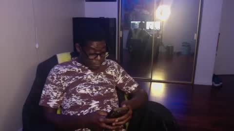 Snapshot of officialmoneyxxx chatting on 12/04/24, 05:49 Money online show from 12/04/24, 05:49