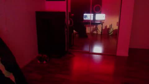 Snapshot of officialmoneyxxx chatting on 12/20/25, 12:01 Money online show from 12/20/25, 12:01