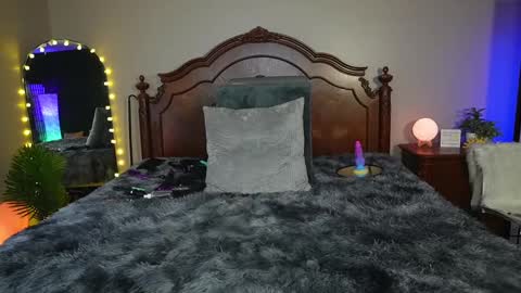 Snapshot of oh_lovely_girl chatting on 02/11/25, 01:30 Gray online show from 02/11/25, 01:30
