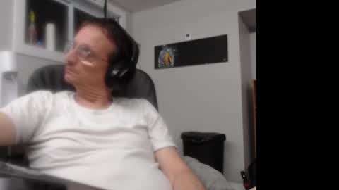 Snapshot of ohbitt chatting on 09/19/25, 04:47 ohbitt online show from 09/19/25, 04:47