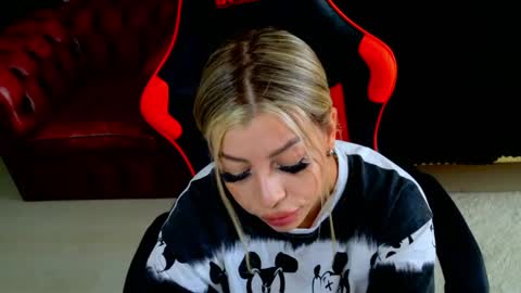 Snapshot of ohhh_nicole chatting on 04/07/26, 02:06 ohhh_nicole online show from 04/07/26, 02:06