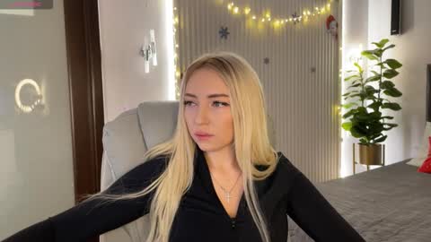 Snapshot of ohmyemma chatting on 12/19/25, 01:12 Emma online show from 12/19/25, 01:12