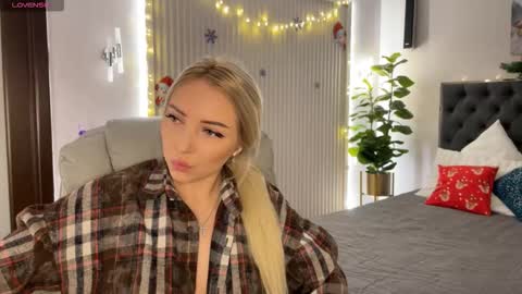 Snapshot of ohmyemma chatting on 12/22/25, 01:13 Emma online show from 12/22/25, 01:13