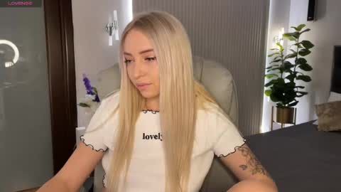 Snapshot of ohmyemma chatting on 01/11/26, 12:59 Emma online show from 01/11/26, 12:59