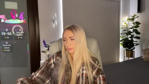 Snapshot of ohmyemma chatting on 01/13/26, 01:11 Emma online show from 01/13/26, 01:11