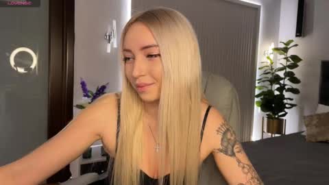 Snapshot of ohmyemma chatting on 01/14/26, 01:22 Emma online show from 01/14/26, 01:22