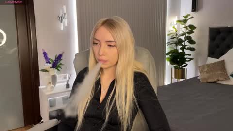 Snapshot of ohmyemma chatting on 01/17/26, 01:10 Emma online show from 01/17/26, 01:10