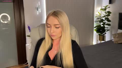 Snapshot of ohmyemma chatting on 01/19/26, 01:09 Emma online show from 01/19/26, 01:09